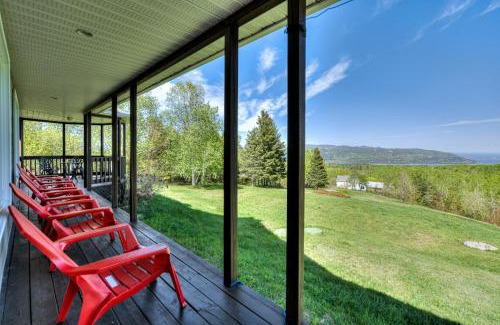Baie-St-Paul House | Cozy Haven with Spa & Stunning Views