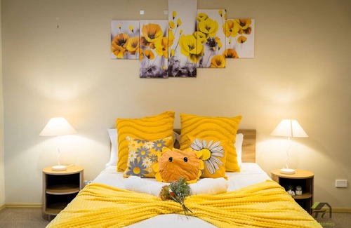 Springfield Lakes House | Cozy Heaven Treeview House for Dream Trip