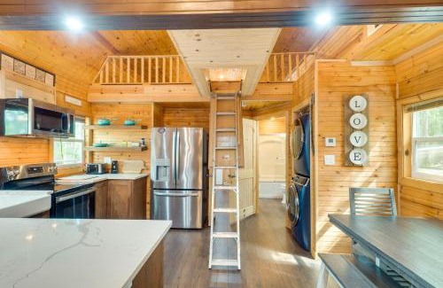 Hemphill House | Cozy Hemphill Cabin with Lake Views and Deck!