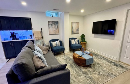 Erin Mills Apartment | Cozy Hidden Gem | Stylish 2BR + Sofa Bed | Comfort