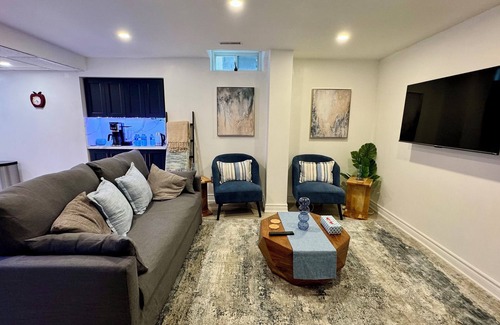 Erin Mills Apartment | Cozy Hidden Gem | Stylish 2BR + Sofa Bed | Comfort