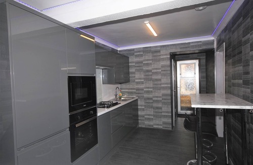 Woodingdean House | Cozy Hideaway With Hot Tub & Sauna Sleeps 7