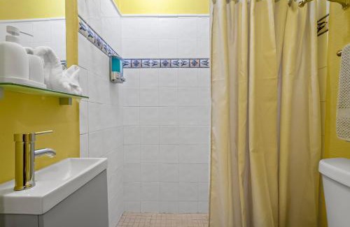 Sagrado Corazon Apartment | Cozy High-Ceiling Urban Studio MM2