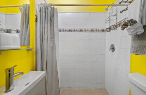 Sagrado Corazon Apartment | Cozy High-Ceiling Urban Studio MM2