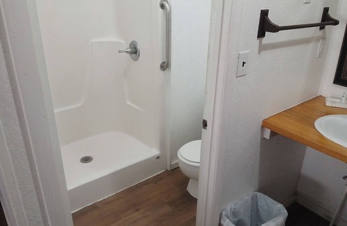 Mayo Hotel | Cozy Hill Top 20 in lovely Mayo with WiFi, AC, fitness room