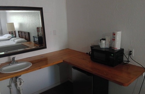 Mayo Hotel | Cozy Hill Top 20 in lovely Mayo with WiFi, AC, fitness room