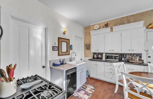 Racine House | Cozy, historic Cream City brick, "Workers Cottage" 2 blocks from Lake Michigan.