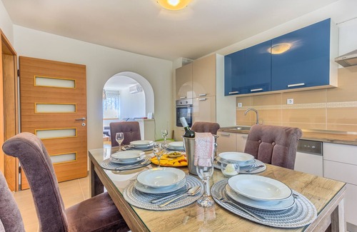 Kastel Stari Apartment | Cozy holiday apt. with amazing sea view and spacious garden with heated pool