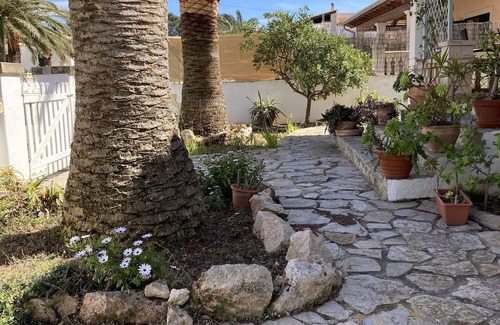Cala Llombards Ski Chalet | Cozy holiday home with a beautiful sea view from the roof!