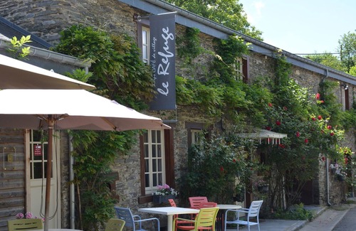 Gembes House | Cozy Holiday Home in Bièvre with Pond