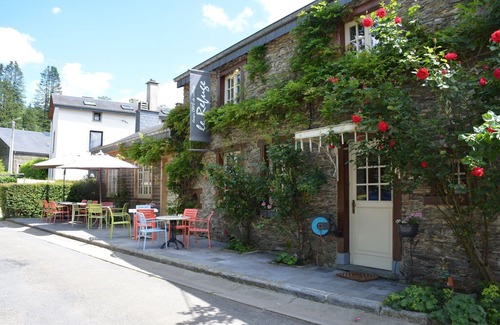 Gembes House | Cozy Holiday Home in Bièvre with Pond