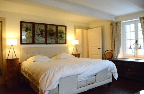 Gembes House | Cozy Holiday Home in Bièvre with Pond