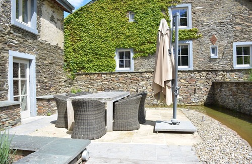 Gembes House | Cozy Holiday Home in Bièvre with Pond