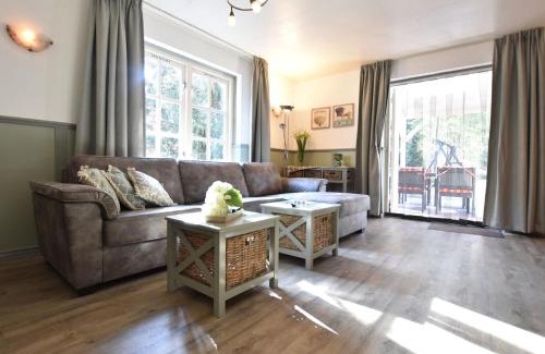 Reutum House | Cozy Holiday Home in Reutum with Jacuzzi