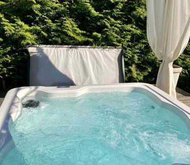 Espoo Centre Apartment | Cozy Holiday Home with Outside Jacuzzi, Sauna and Breakfast