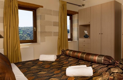 Maheri House | Cozy holiday home with pool and whirlpool in Maheri