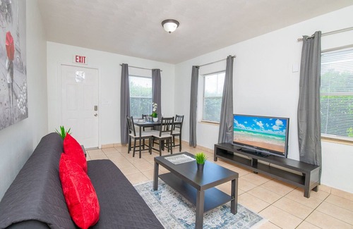 North Central Hollywood Apartment | Cozy Hollywood Apartment with AC/Wifi/Parking in the Heart of the City!