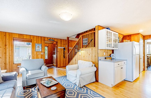 Neahkahnie Beach House | Cozy home 4 blocks from the beach with deck, woodstove & sunroom