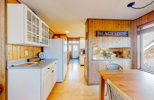 Neahkahnie Beach House | Cozy home 4 blocks from the beach with deck, woodstove & sunroom