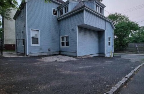 Orange House | Cozy Home 40 mins from NYC Newark Airport 25minn