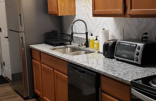 Richmond Condo | Cozy Home Away From Home
