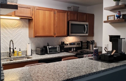 Richmond Condo | Cozy Home Away From Home