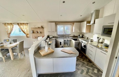 Skegness Cabin | Cozy home away from home 3 bed lodge with a hot tub @ 101 Windsor Pendine Sands.