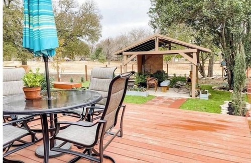 Dunbar House | Cozy home conveniently located and backs up to greenspace. Dog-Friendly!