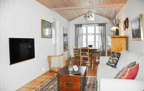Arjang House | Cozy Home In Årjäng With Kitchen