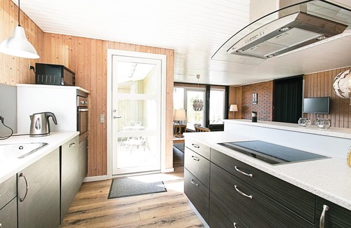 Oster Somarken House | Cozy home in Aakirkeby with WiFi