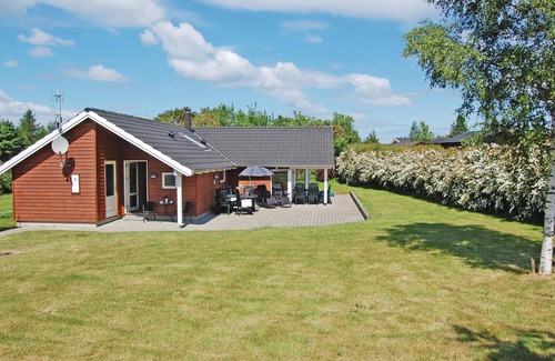 Bog By House | Cozy home in Bogø By with WiFi