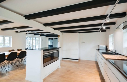 Vibæk Strand House | Cozy home in Ebeltoft with kitchen