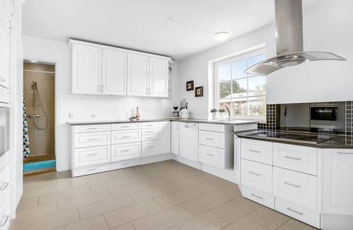 Bønnerup Strand House | Cozy home in Glesborg with kitchen