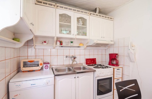 Hrvace House | Cozy home in Hrvace with jacuzzi