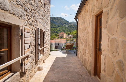 Pitve House | Cozy home in Jelsa with WiFi