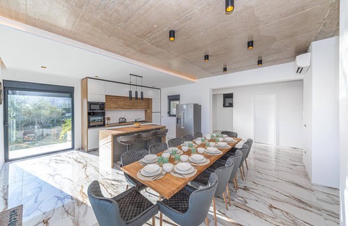 Kastela House | Cozy home in Kastel Luksic with WiFi