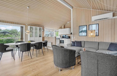 Hjarbæk House | Cozy Home In Løgstrup With Kitchen