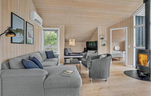 Hjarbæk House | Cozy Home In Løgstrup With Kitchen