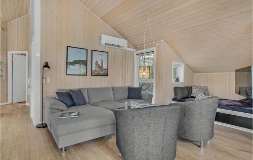 Hjarbæk House | Cozy Home In Løgstrup With Kitchen