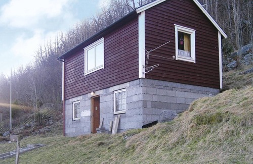 Torheim House | Cozy home in Nordfjordeid with kitchen