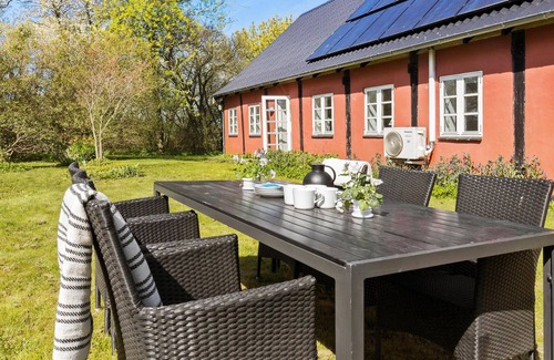 Østermarie House | Cozy home in østermarie with kitchen