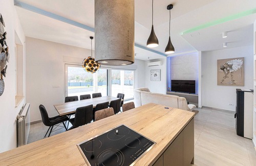 Primorski Dolac House | Cozy home in Primorski Dolac with WiFi