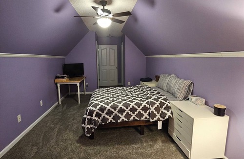 Griffin House | Cozy home in quiet Griffin neighborhood! 5 mins from restaurants and shopping.