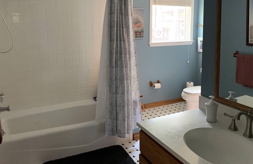 Greensboro House | Cozy Home in Quiet Neighborhood - 10 Minutes to Downtown