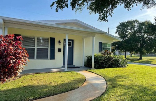 Tropic House | Cozy home in quiet neighborhood just a few miles to the beach