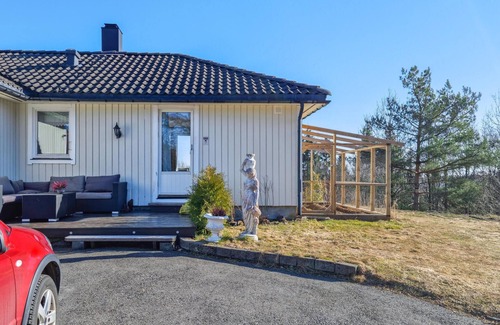 Arendal House | Cozy home in Saltrød with WiFi