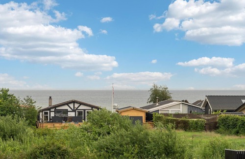 Grønninghoved Strand House | Cozy home in Sjølund with sauna