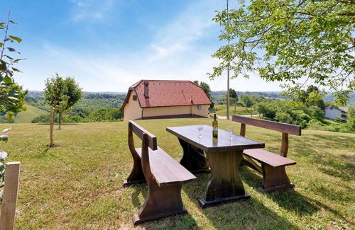 Jastrebarsko House | Cozy home in Slavetic with kitchen