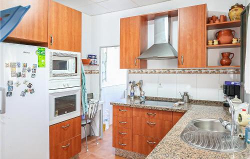 Utrera House | Cozy Home In Utrera With Swimming Pool