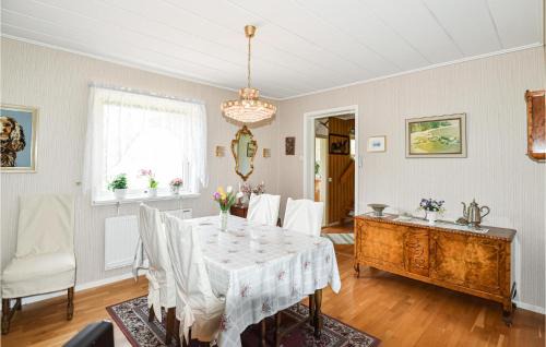Grunnebo House | Cozy Home In Vänersborg With Wifi